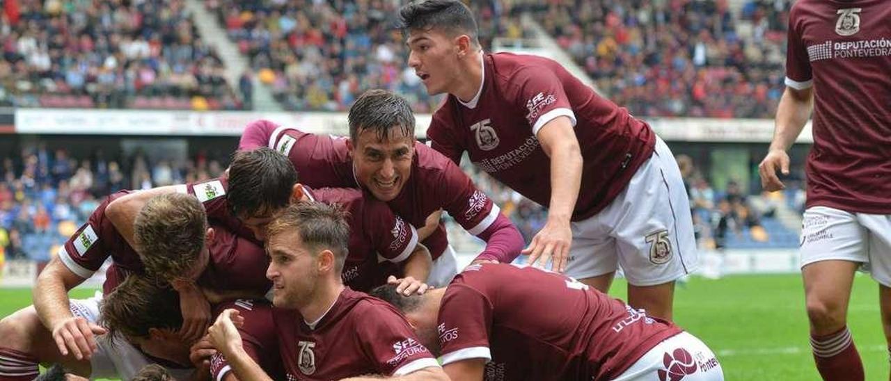 Jugadores del Pontevedra celebrando uno de los goles conseguidos en la segunda parte ante el Lealtad. // G. Santos