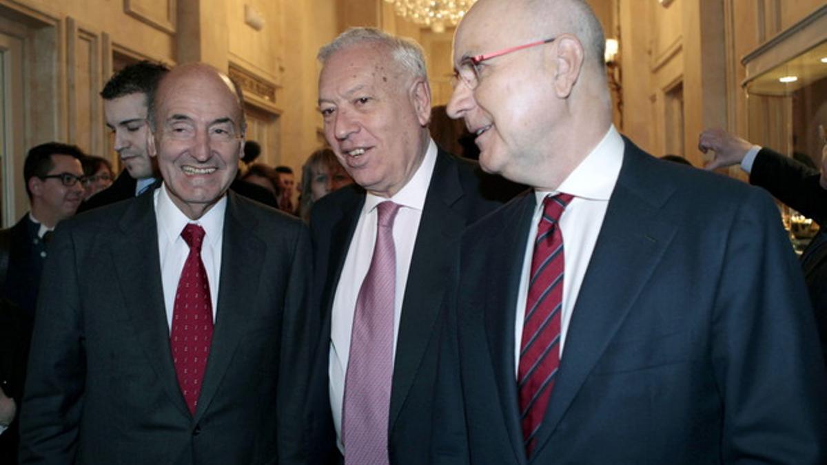 Josep Antoni Duran Lleida (derecha), junto a Miquel Roca Junyent (izquierda) y el ministro de Exteriores, José Manuel García-Margallo, este jueves en Madrid.