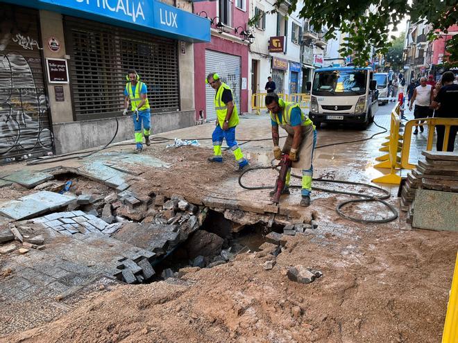 La rotura de una tubería inunda la calle Oms