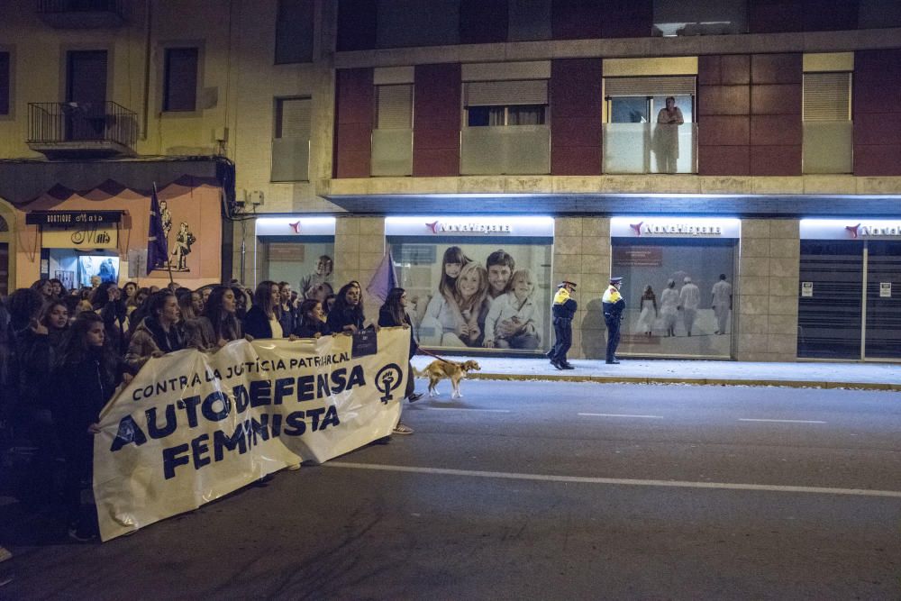 Unes 400 persones es manifesten a Manresa contra la violència masclista