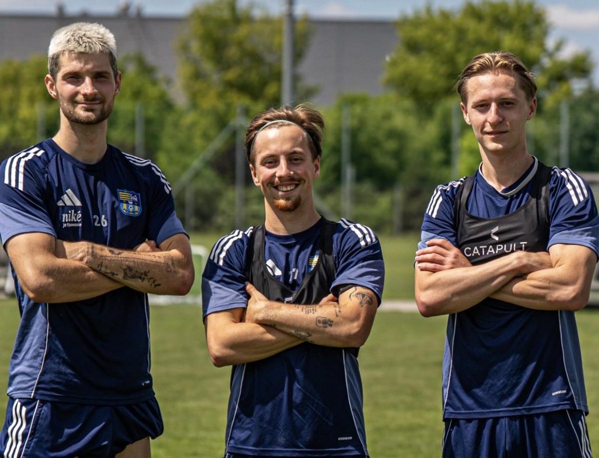 Kosa, junto a dos compañeros en un entrenamiento de esta pretemporada.
