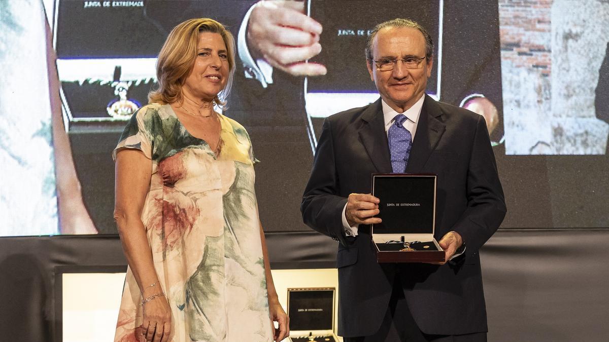 Isabel Bravo, presidenta de la Asociación de Periodistas de Cáceres, entrega la Medalla de Extremadura al presidente de Prensa Ibérica, Javier Moll, el pasado 8 de septiembre, en Mérida.