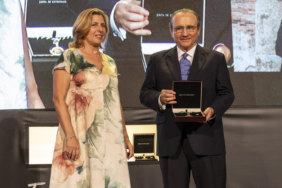 Isabel Bravo, presidenta de la Asociación de Periodistas de Cáceres, entrega la Medalla de Extremadura al presidente de Prensa Ibérica, Javier Moll, el pasado 8 de septiembre, en Mérida.