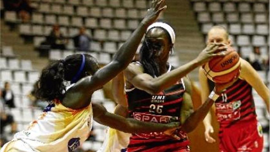 Ify Ibekwe, en una acció ofensiva en el partit a Fontajau entre l&#039;Uni i el Zamora.