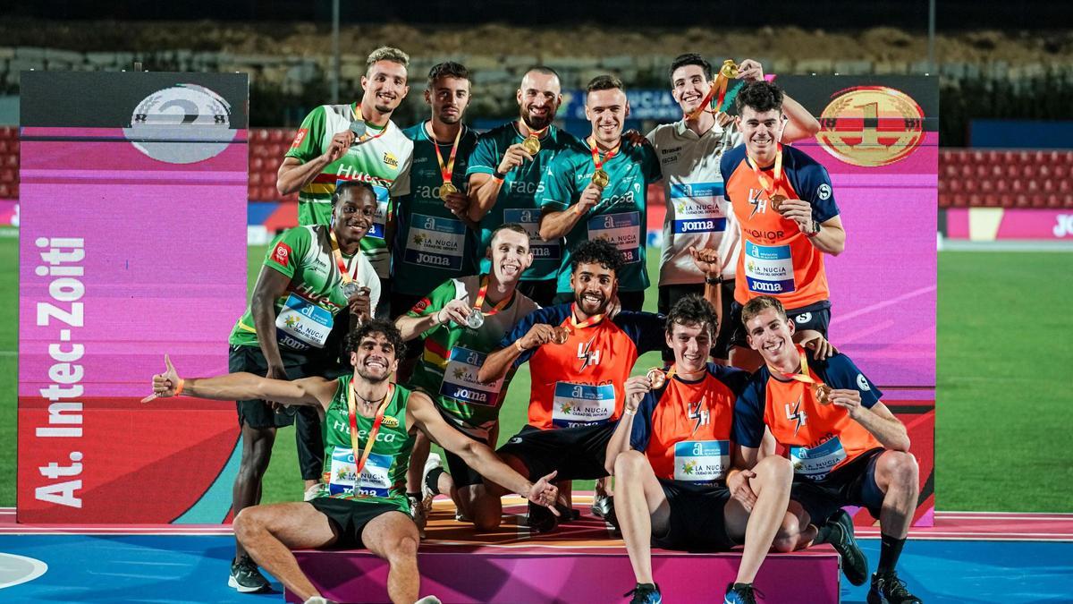 El podio del 4x400 m con los cuatro integrantes de L'Hospitalet Atletismo con el bronce durante el Campionato de España absoluto.