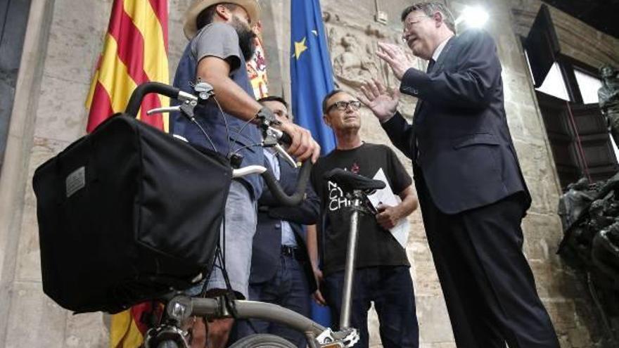 El presidente de la Generalitat conversa con representantes de los colectivos de ciclistas.
