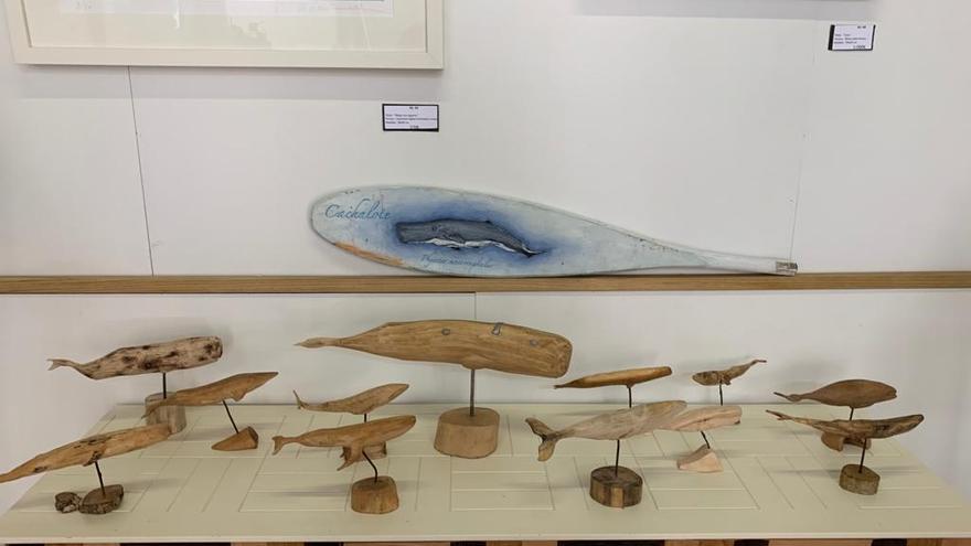 Las ballenas realizadas con los restos de embarcaciones que el mar deposita en las costas.