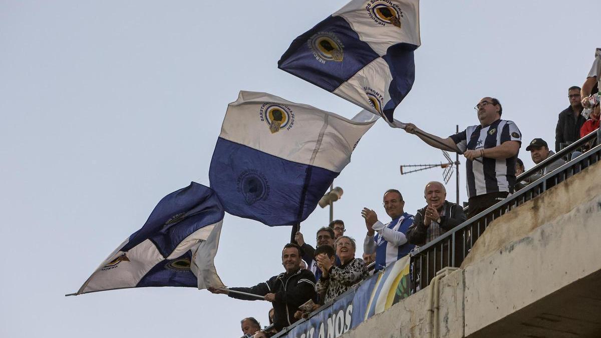 Un grupo de aficionados anima al Hércules durante un partido de Liga esta temporada en el José Rico P´rez de Alicante.