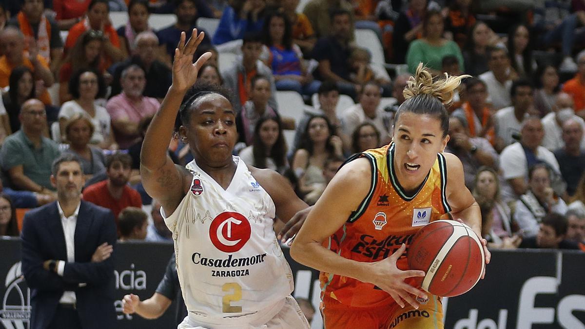 Tate trata de impedir el avance de Queralt Casas.