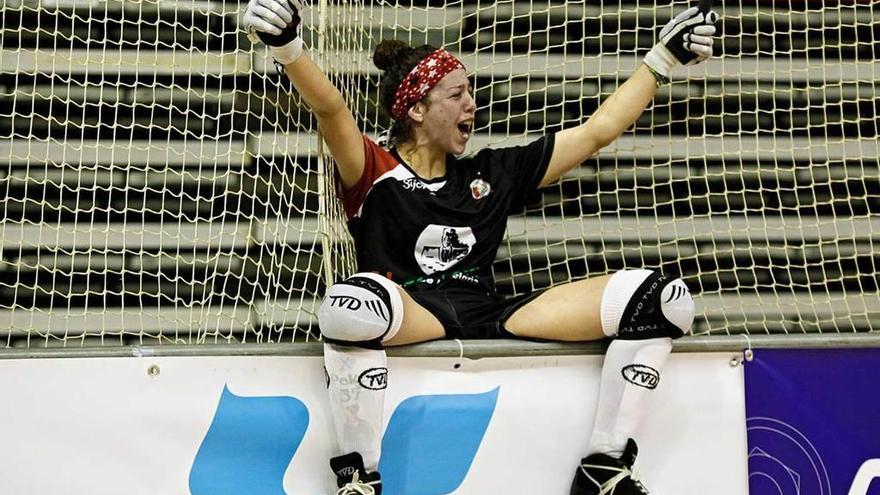 María Díez celebra uno de sus goles sentada en la valla de la pista del Palacio de Deportes.