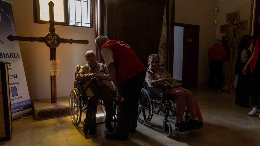 La Cruz Roja renueva su compromiso, acompañando a las personas mayores en la peregrinación a la Santa Faz