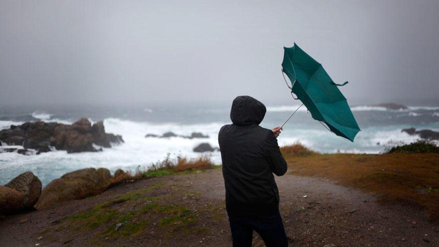 Lluvia generalizada y viento con fuertes rachas marcan la jornada en Galicia.