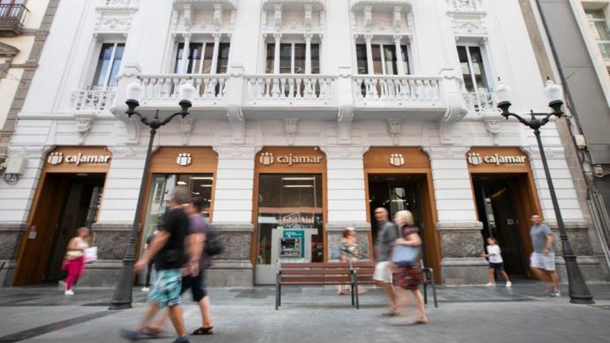 Los milenials se alejan del cajero