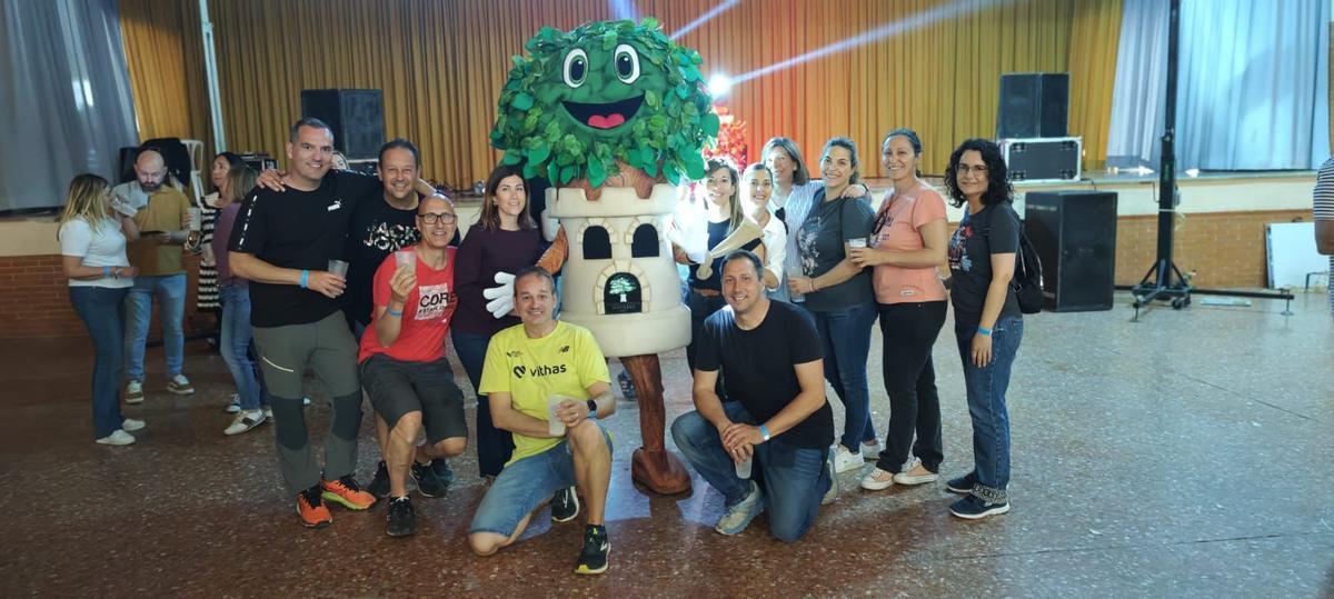 La comisión de fiestas de Navajas, junto a 'Tolmo'.