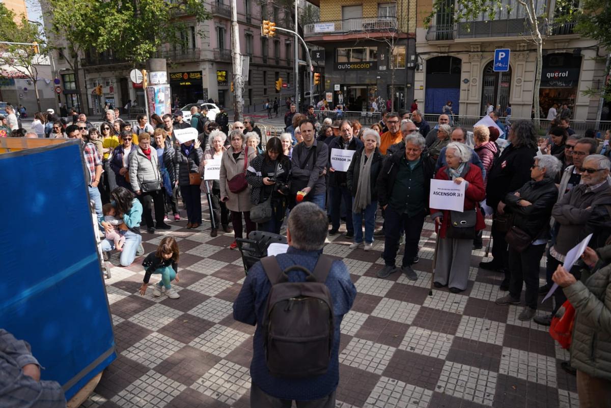 Protesta vecinal para reclamar ascensores en la estación de metro Plaça de Sants