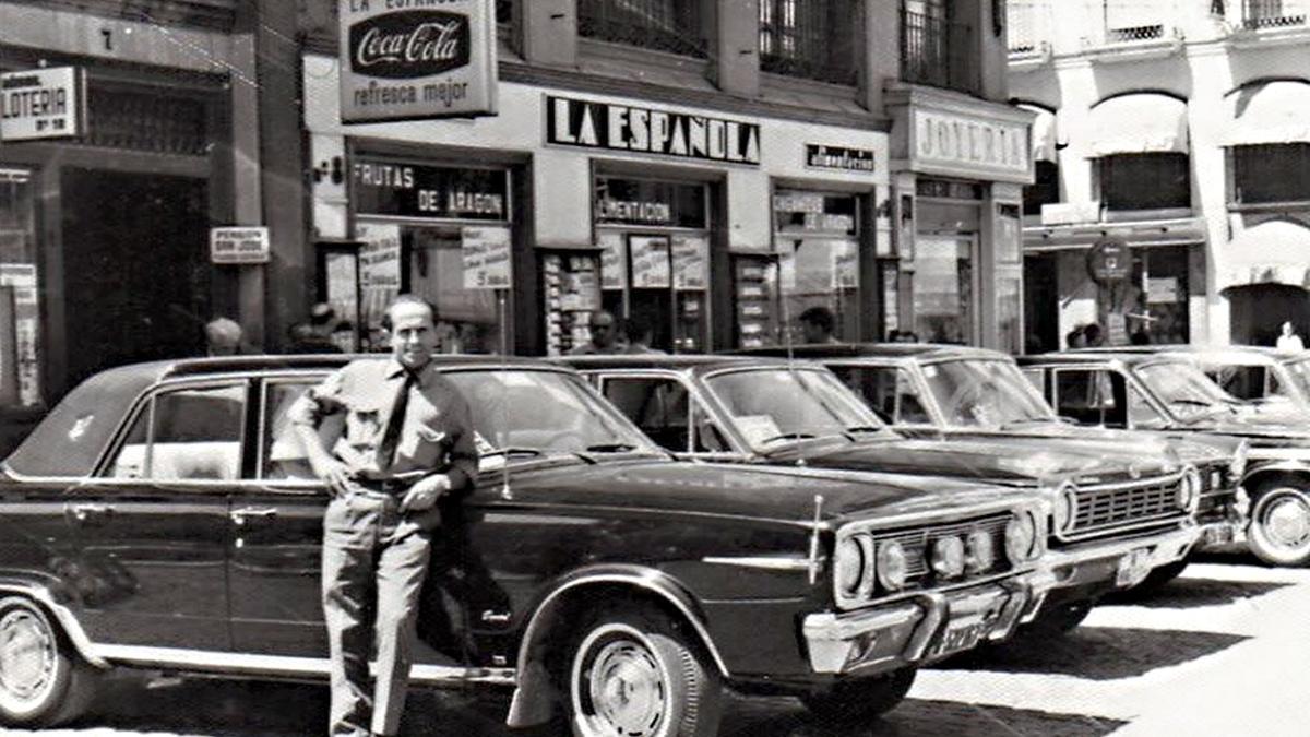 Parada de taxis gran turismo en la plaza Sas, 1967