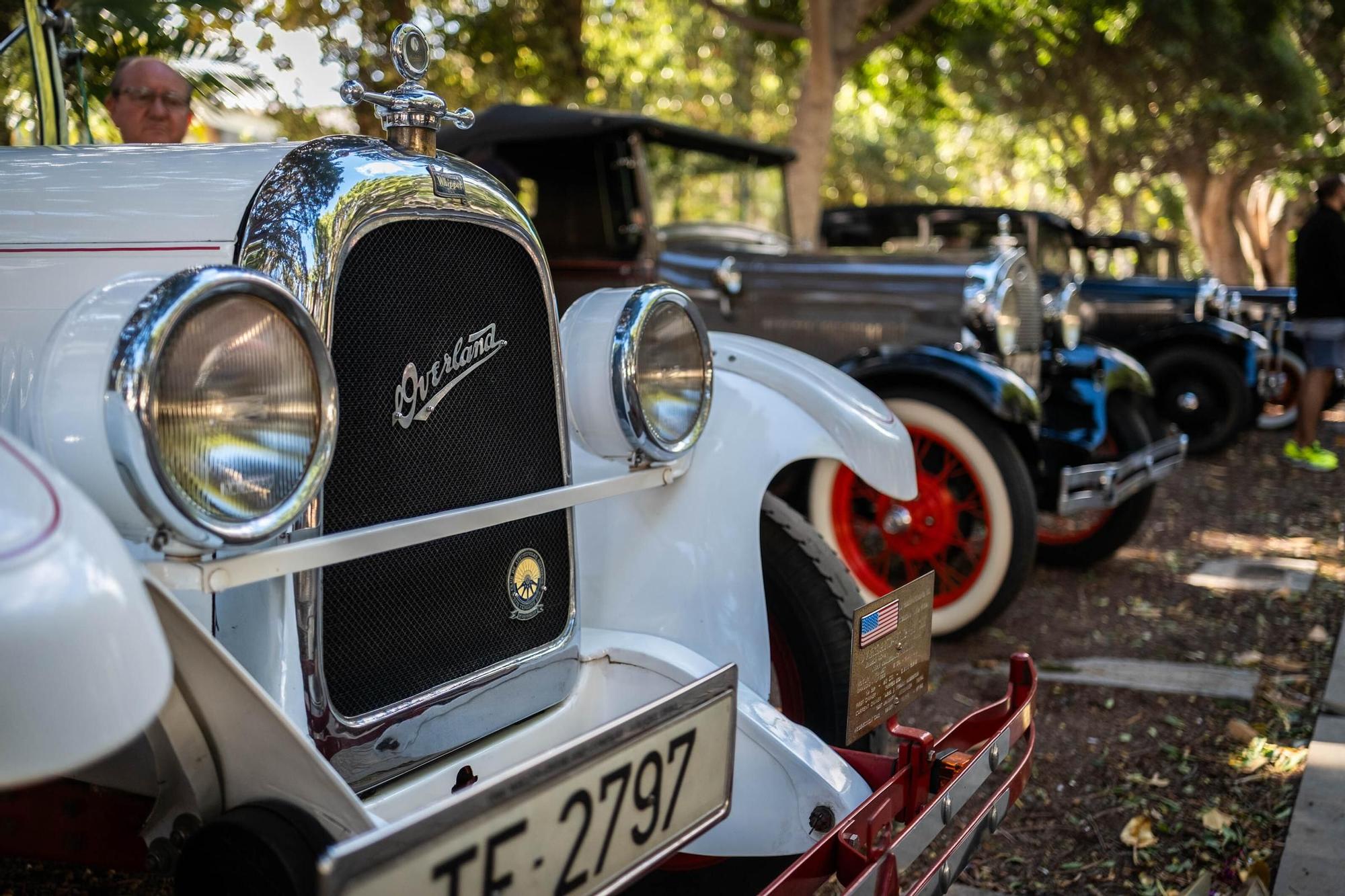 Exhibición de coches antiguos en el parque García Sanabria