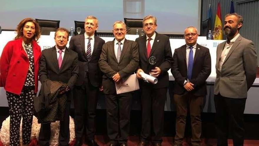 Representantes de Terras do Avia recogen su premio. // FdV