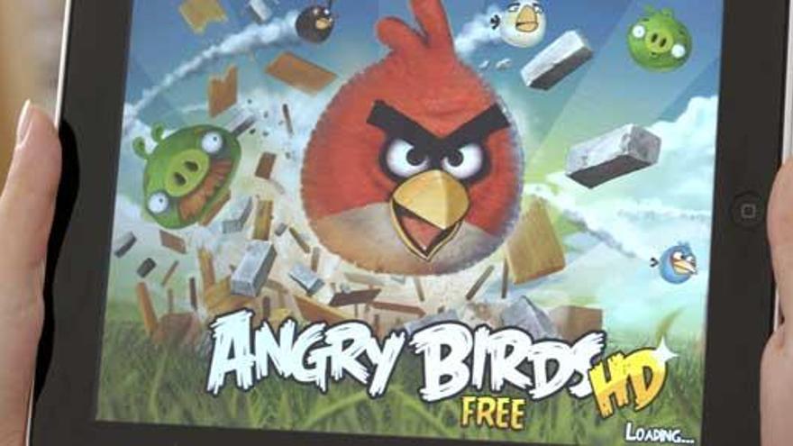 Un usuario juega a &#039;Angry Birds&#039; en su tableta.