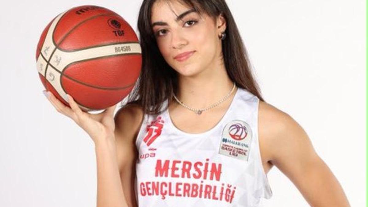 Belcim Sahinkanat, con la camiseta del Mersin.
