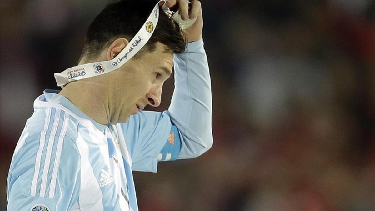 Leo Messi se quita la medalla de subcampeón de la Copa América nada más recibirla.