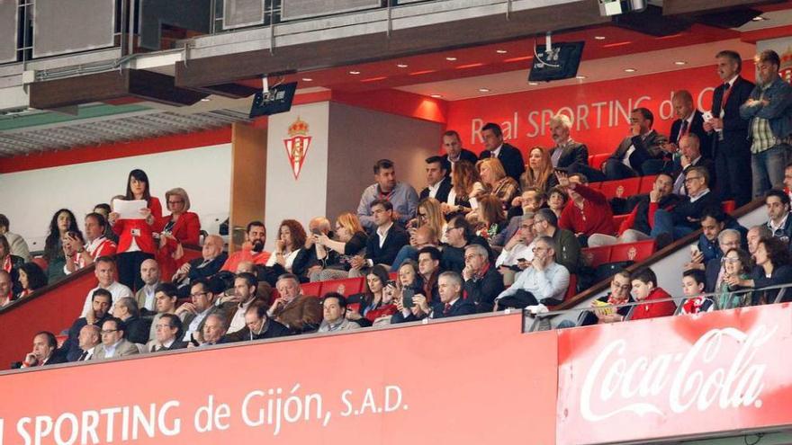 El palco de autoridades de El Molinón, durante el último partido de Liga, con Javier Fernández y Fernando Couto, tercero y cuarto, respectivamente, por la izquierda, en la primera fila de asientos.