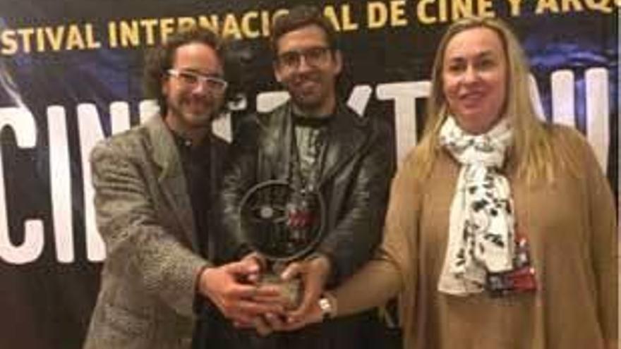 Ana Muriel entrega el premio a Bruno Salas, con Guillermo Nieto a la izquierda.