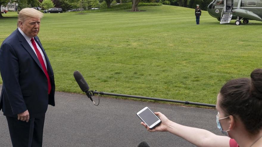 Donald Trump atiende a periodistas en la Casa Blanca.