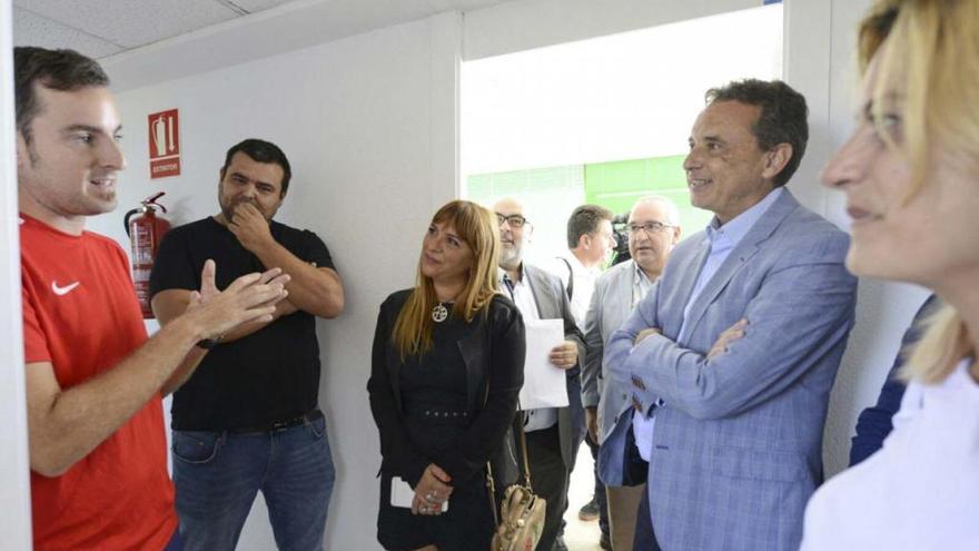 Ángeles Vergara, José Ortiz y Montserrat Reyes escuchan el proyecto de uno de los emprendedores.