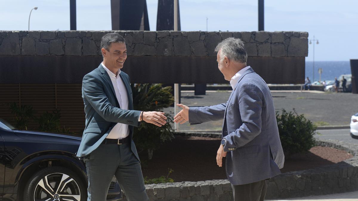 Pedro Sánchez saluda al presidente del Gobierno de Canarias, Ángel Víctor Torres.