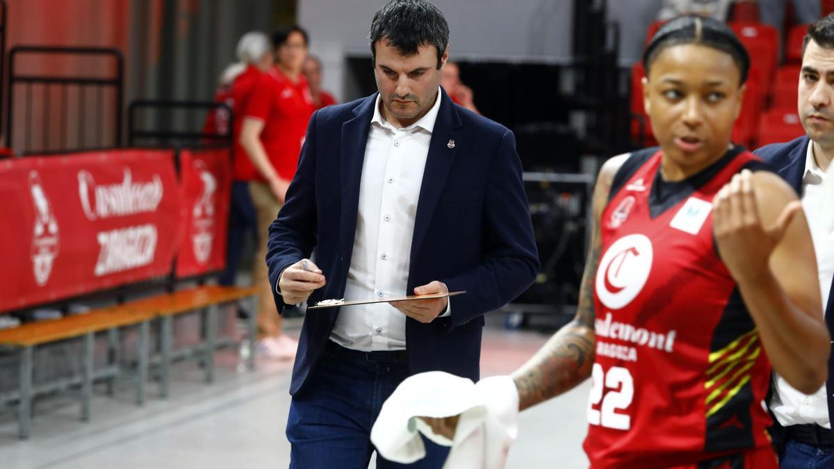 Atkinson, en primer plano, con Carlos Cantero detrás