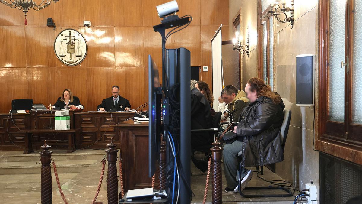 Los acusados por la muerte de la bebé y sus abogados,  durante el juicio