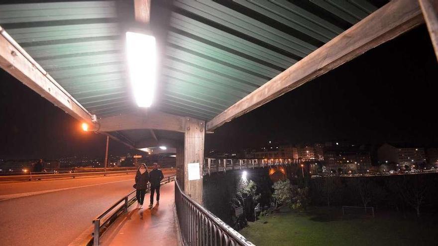 El puente quedó ayer iluminado por completo en la mitad más próxima a Poio. // Gustavo Santos