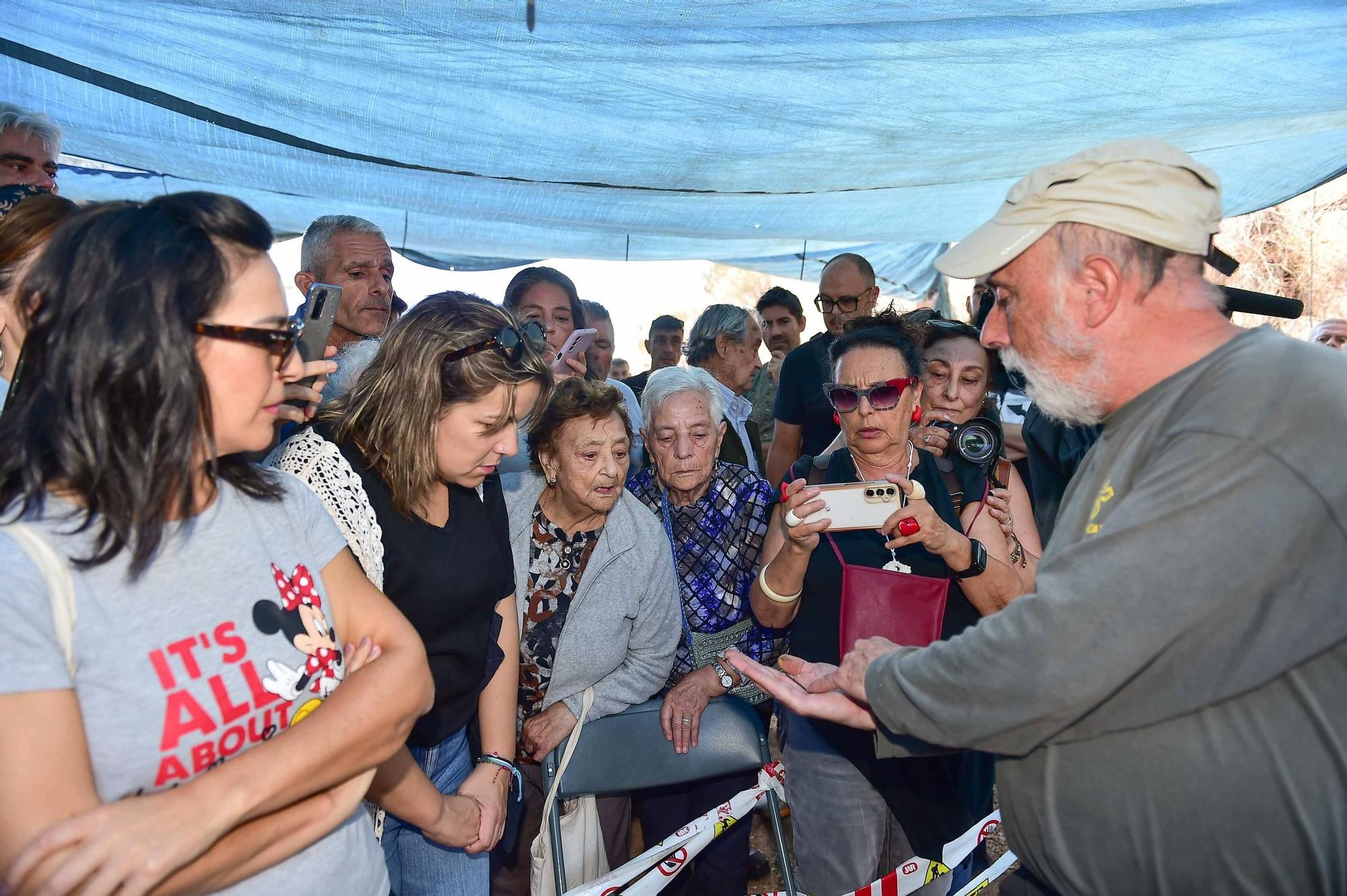 Fotogalería | Las familias de los represaliados de la mina La Paloma presencian las primeras exhumaciones