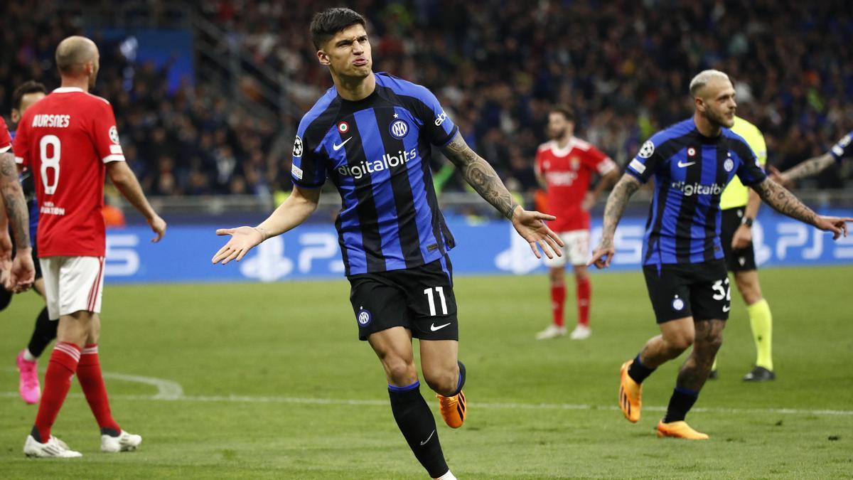 Joaquín Correa celebra su gol ante el Benfica.