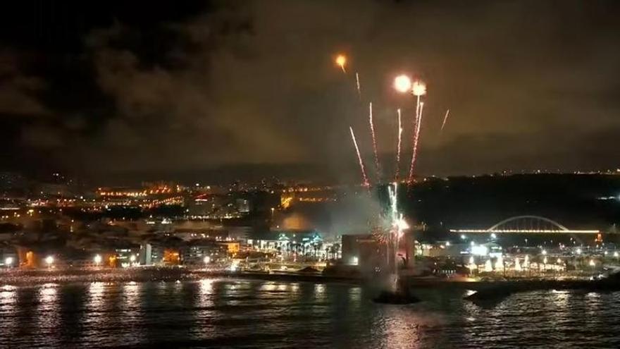 Los voladores iluminan Las Canteras en la noche de San Juan con voladores, tapeo y surf