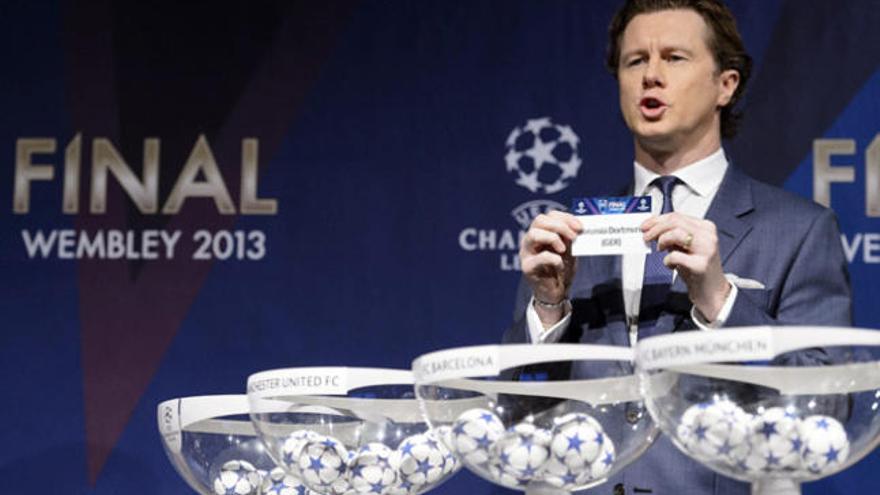 Steve McManaman durante el sorteo de la Champions