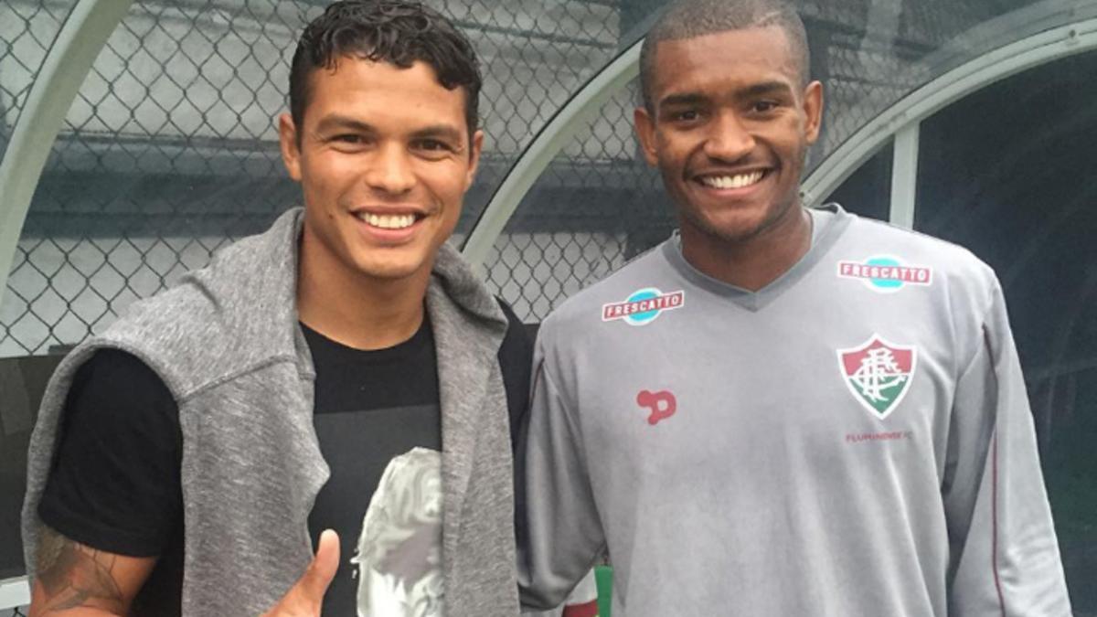 Marlon Santos, junto a su ídolo y su espejo, Thiago Silva