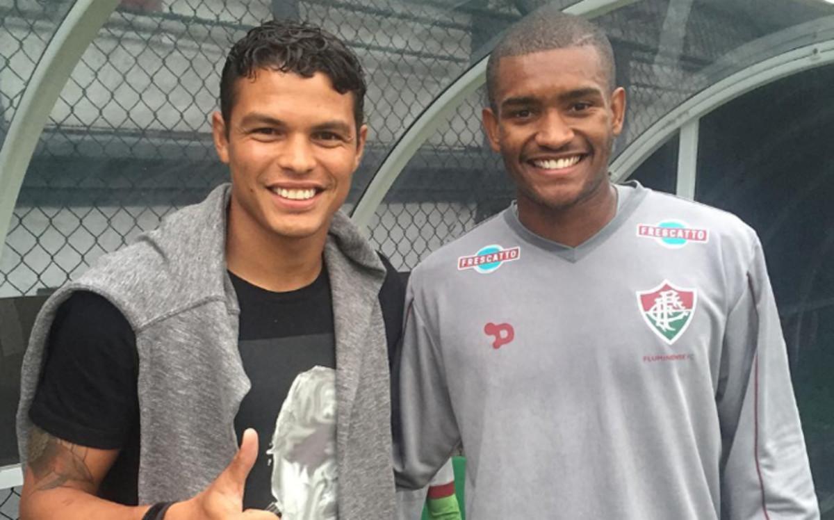 Marlon Santos, junto a su ídolo y su espejo, Thiago Silva