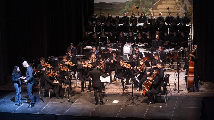 La interpretació d'una de les cançons dels Pastorets de Berga al concert d'aquest dissabte