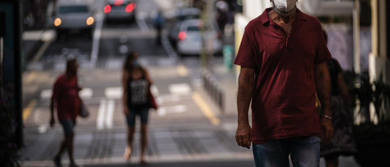 Un hombre pasea con su mascarilla por las calles de Santa Cruz.
