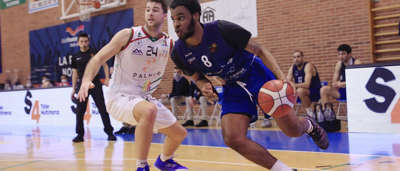 Sean McDonnell, defendiendo a Oluyitan en el OCB-Palma de la temporada pasada.