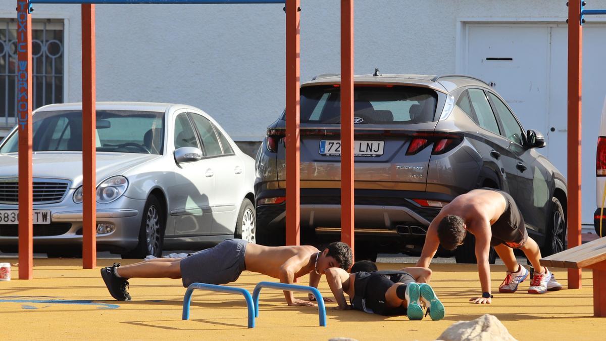 Tres jóvenes hacen deporte a pleno sol en un parque de Cartagena esta semana.