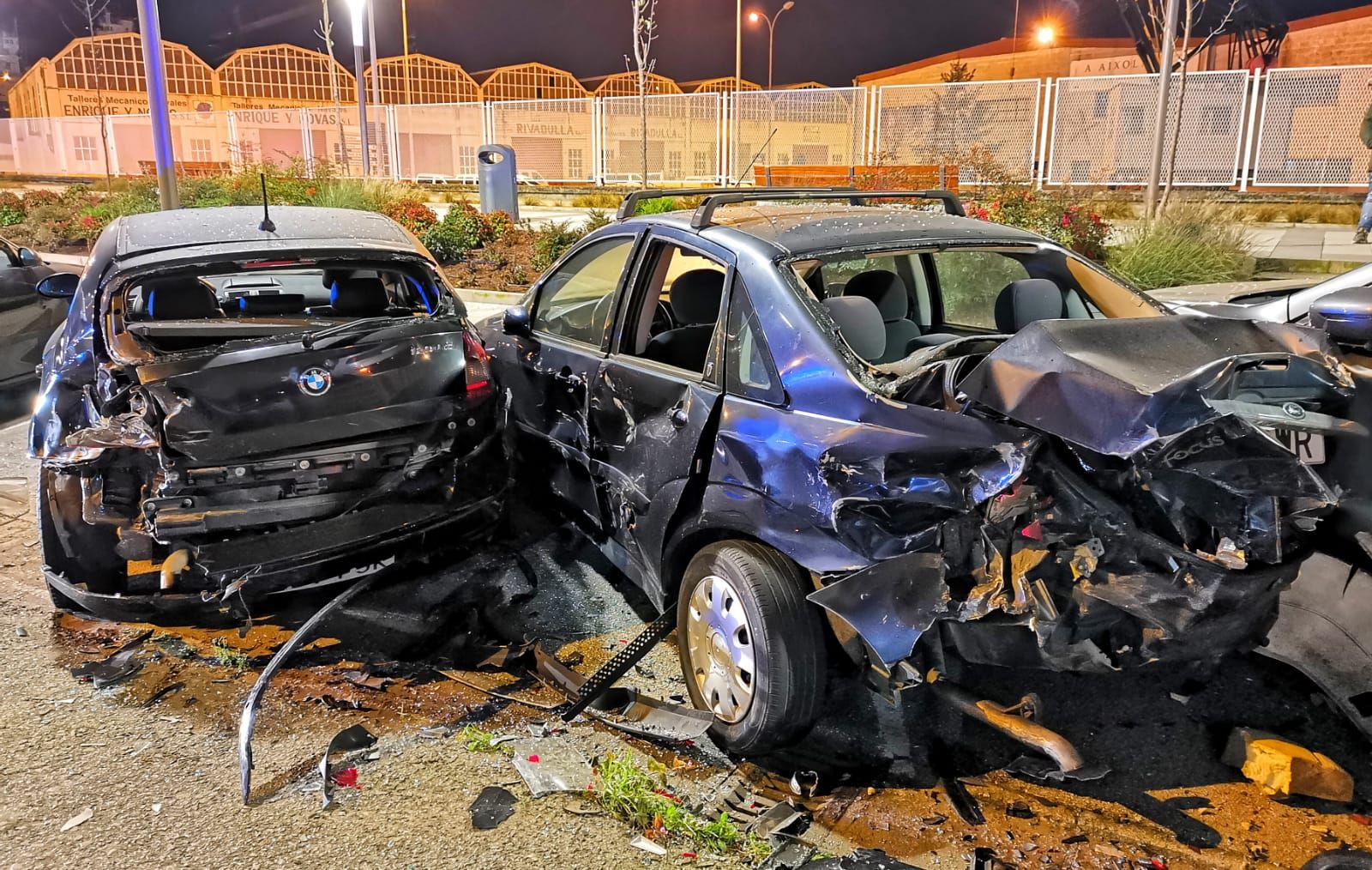 Hasta diez coches destrozados: las imágenes del accidente múltiple de Marín que se investiga como pique