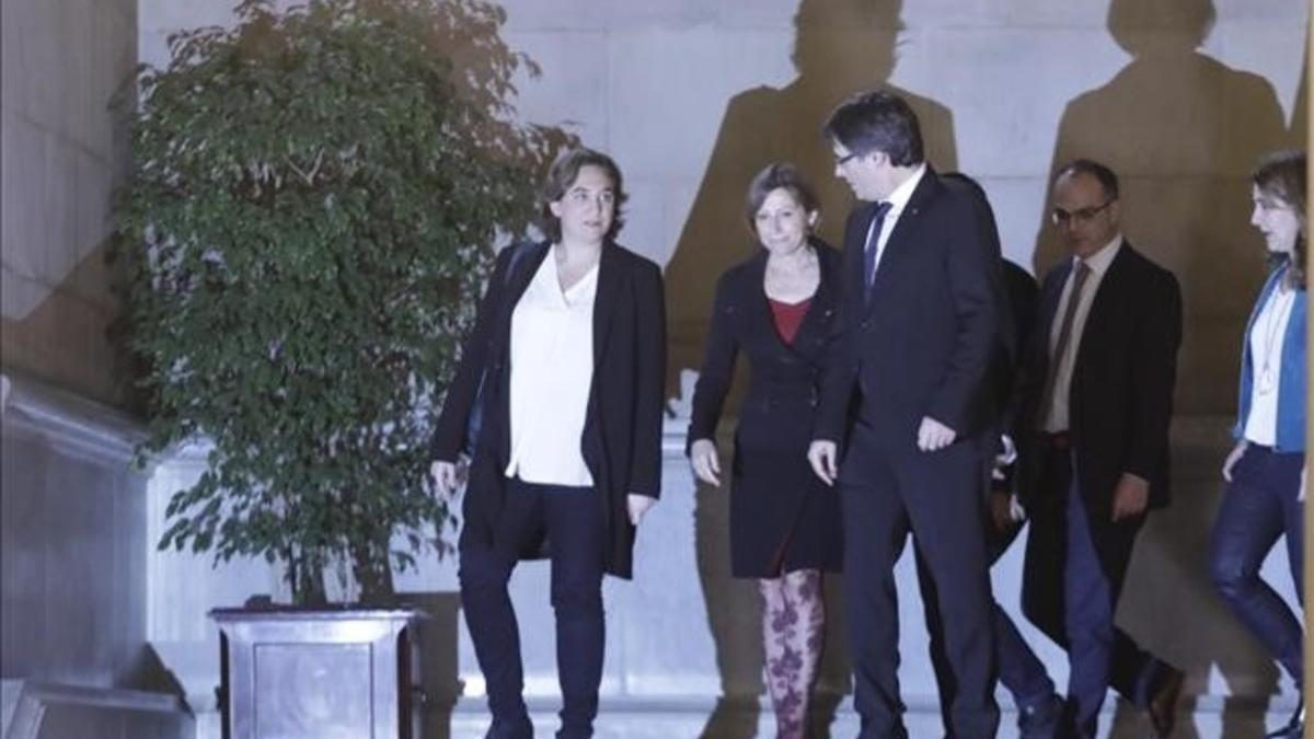 El 'president' Carles Puigdemont, la alcaldesa de Barcelona, Ada Colau, y la presidenta del Parlament, Carme Forcadell, tras la cumbre por el referéndum.