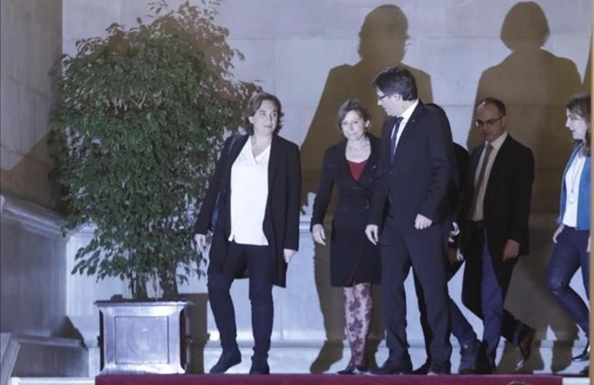 El ’president’ Carles Puigdemont, la alcaldesa de Barcelona, Ada Colau, y la presidenta del Parlament, Carme Forcadell, tras la cumbre por el referéndum, el pasado 23 de diciembre en la Cámara catalana.