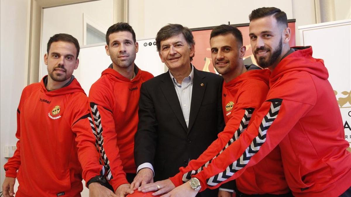El presidente del Nàstic junto a los nuevos jugadores fichados
