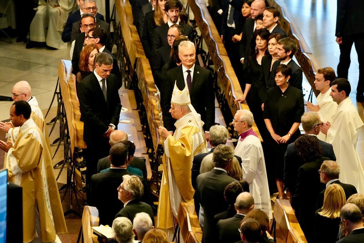 Pedro Sánchez con el Papa León XIV en la Sagrada Familia