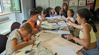 El consenso del libro de los hechizos: Laviana organiza un taller en el que los niños aprenden a reciclar y a tomar decisiones de forma democrática