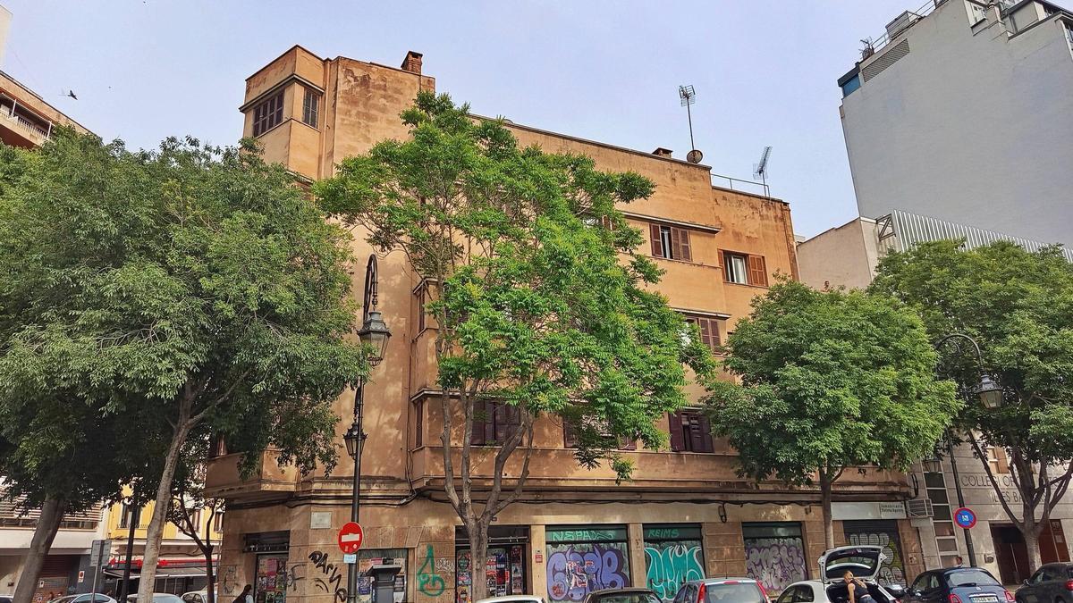 El inmueble de estilo racionalista en la esquina de Rubén Darío con el Passeig Mallorca.